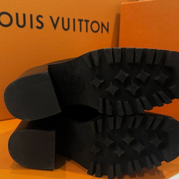 Louis Vuitton Star Trail Ankle Boot
New cond. dust bag & box
Runs small 8-8.5 - Picture 7 of 10